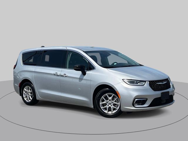 Silver Mist Clearcoat 2024 Chrysler Pacifica Minivan Front-Wheel Drive 9-Speed Automatic