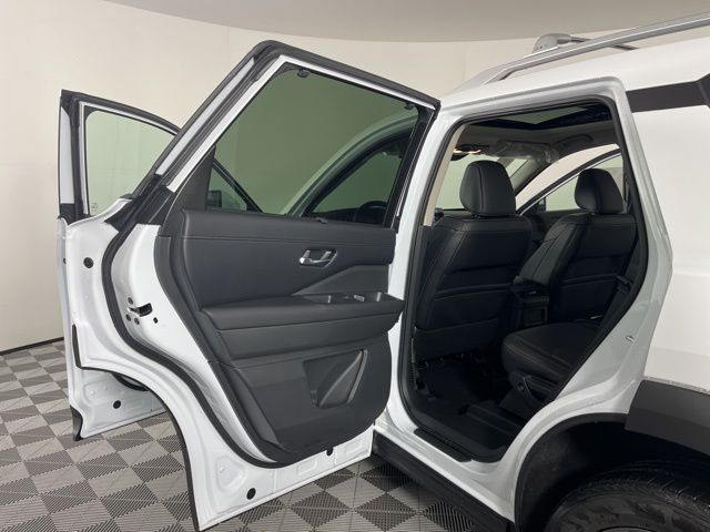 2025 Everest White Pearl Tricoat Nissan Pathfinder SL 4X4 SUV