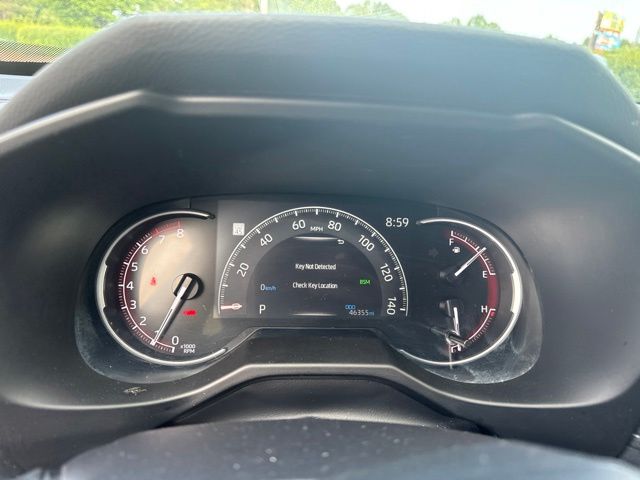 2025 Toyota RAV4 XLE - Photo 13