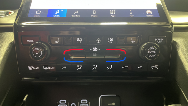 Used 2024 Diamond Black Crystal Pearlcoat Jeep Limited image 18