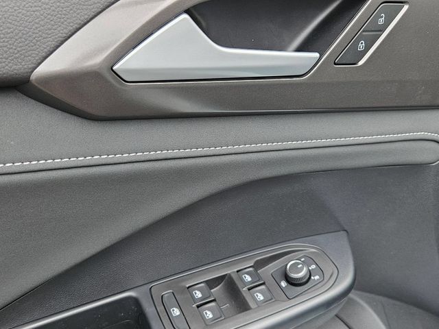 2025 Volkswagen Taos SE Black - Photo 14