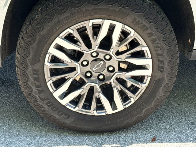 Used 2025 Gray Chevrolet Z71 image 10