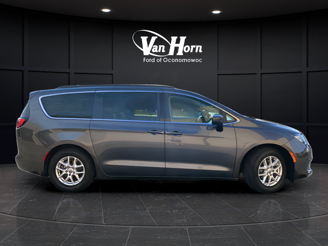 Used 2021 Granite Crystal Metallic Clearcoat Chrysler LXI image 8