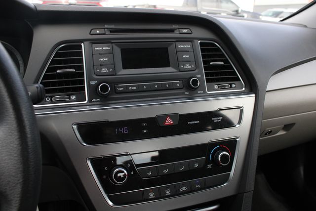 Used 2017 Black Hyundai Base image 13