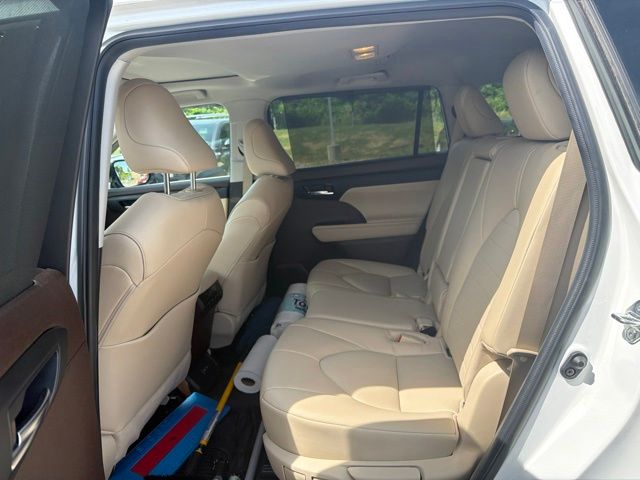 2022 Toyota Highlander XLE Off-white at Carlisle Cadillac Buick GMC