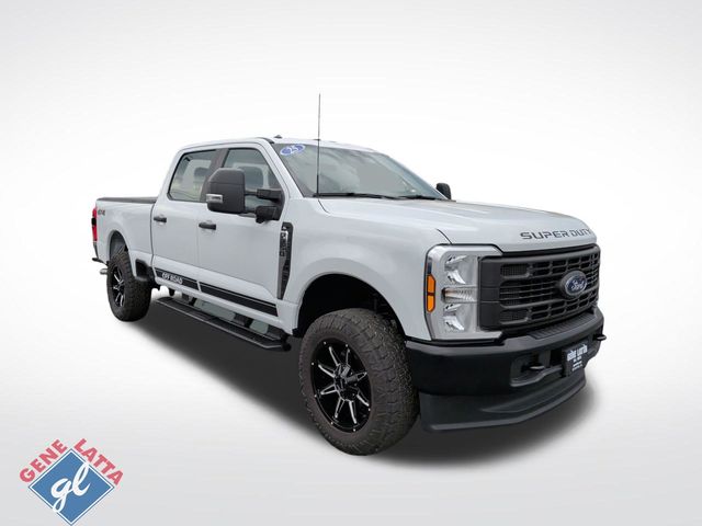 Oxford White 2025 Ford F-250 Super Duty XL Crew Cab 4WD Pickup Truck Four-Wheel Drive Automatic
