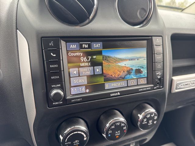 Used 2017 Silver Jeep Latitude image 18