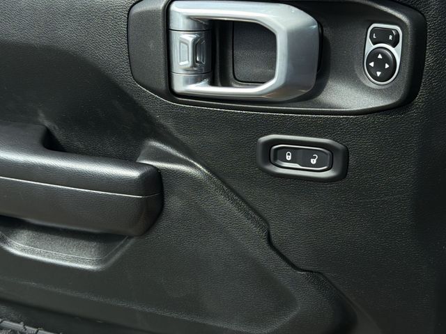 Used 2020 Black Jeep Mojave image 35