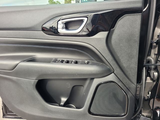 New 2026 Black Jeep Latitude image 19