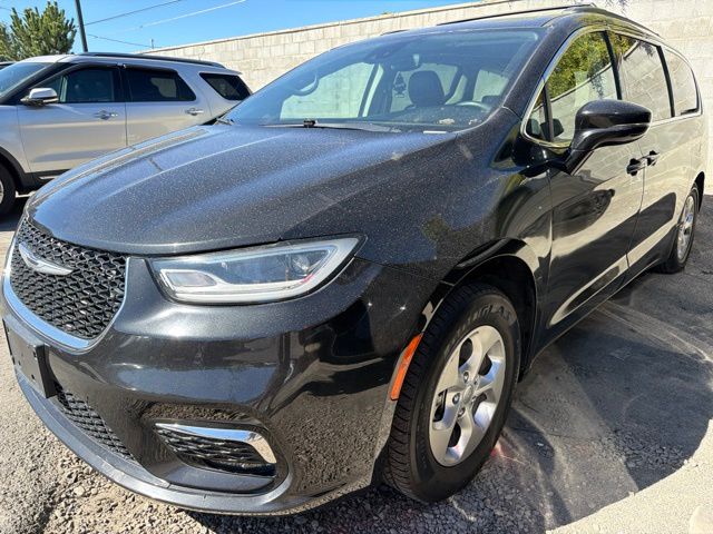 Brilliant Black Crystal Pearlcoat 2022 Chrysler Pacifica Minivan Front-Wheel Drive 9-Speed Automatic