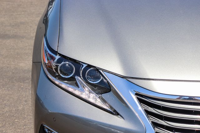Used 2018 Silver Lexus 300h image 11