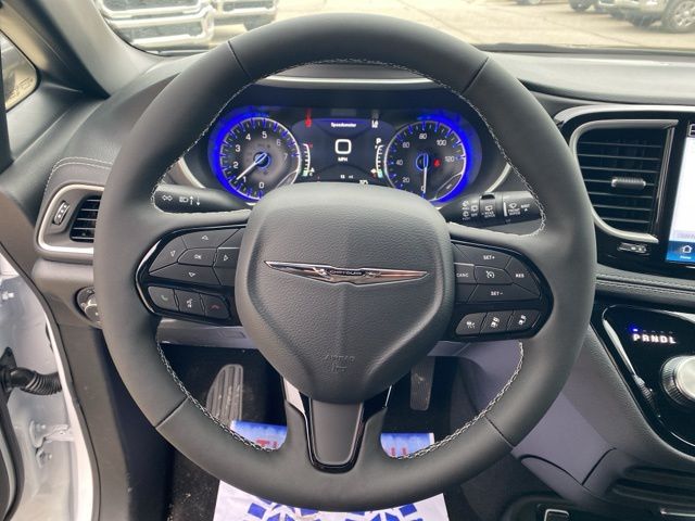 2026 Chrysler Pacifica Select - Bright White Clearcoat exterior view 13