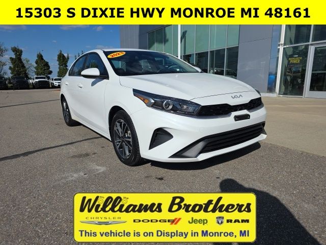 2023 Kia Forte LXS - Snow White Pearl exterior view 3