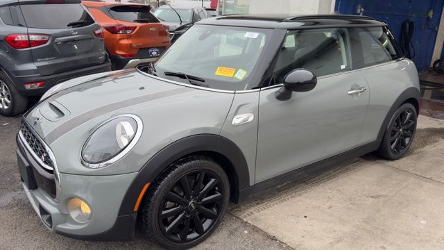 Gray Metallic 2019 MINI Cooper S 2-Door Hatchback FWD Hatchback Front-Wheel Drive 6-Speed Manual