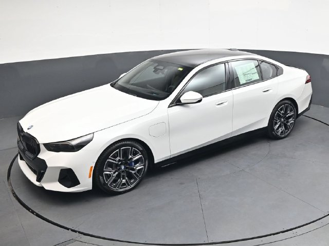 New 2027 White BMW 550e xDrive image 28
