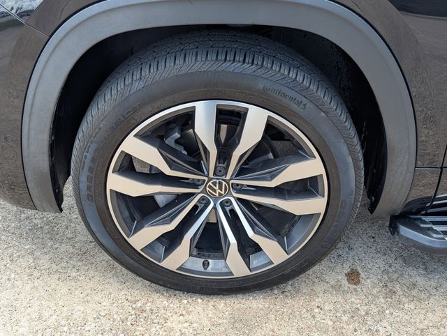 Used 2022  Volkswagen 3.6L V6 SEL Premium R-Line image 9