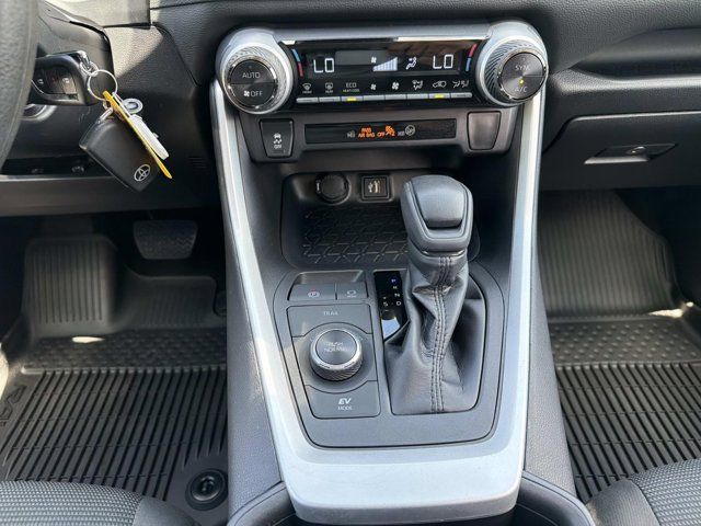 2025 Toyota RAV4 LE - Photo 28