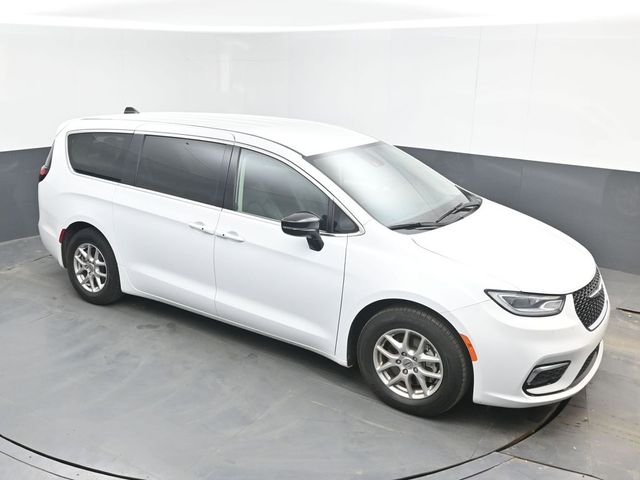 2024 Chrysler Pacifica Touring L's photo