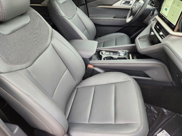 2025 Ford Explorer Active photo