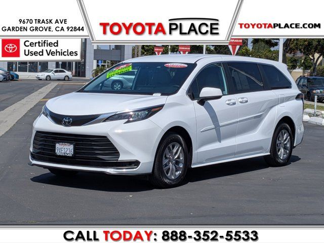 2026 Toyota Sienna LE 8-Passenger Hybrid FWD's photo