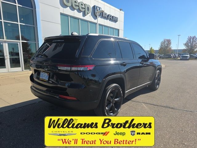 2024 Jeep Grand Cherokee Altitude X - Diamond Black Crystal Pearlcoat exterior view 5