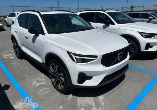 2025 Volvo XC40 B5 Plus Dark Theme