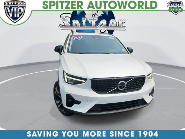 2024 Volvo XC40 B5 Plus Dark Theme White at Spitzer Acura