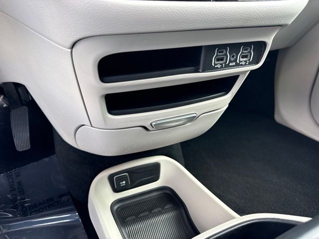 Used 2024 Chrysler Pacifica Van