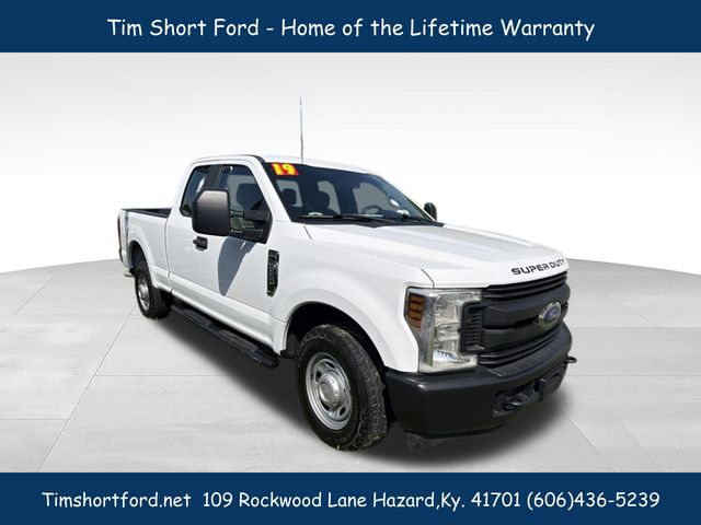 Oxford White 2019 Ford F-250 Super Duty Pickup Truck 4X2 6-Speed Automatic