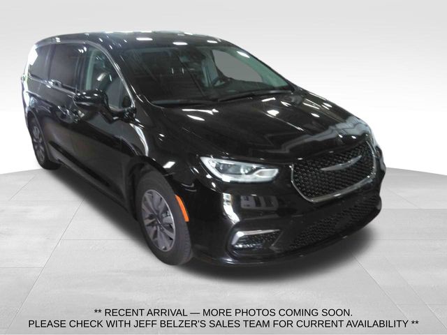 Diamond Black Crystal Pearlcoat 2024 Chrysler Pacifica Hybrid Minivan Front-Wheel Drive Continuously Variable Transmission