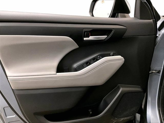 2020 Toyota Highlander XLE Silver at Bob Ruth Ford