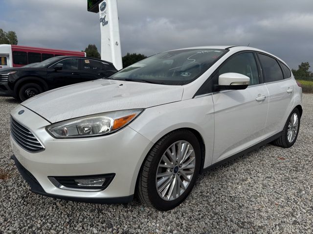 White Platinum Clearcoat Metallic 2017 Ford Focus Titanium Hatchback Hatchback Front-Wheel Drive 6-Speed Automatic