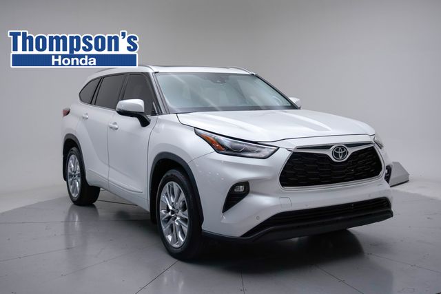 White (Wind Chill Pearl) 2022 Toyota Highlander SUV / Crossover All-Wheel Drive 8-Speed Automatic