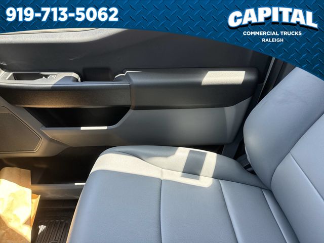 New 2025 Oxford White Ford F-450® XL image 28