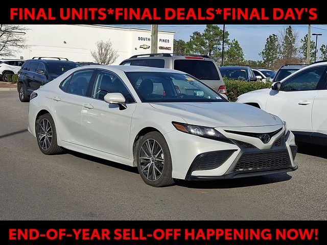 2023 Toyota Camry SE's photo