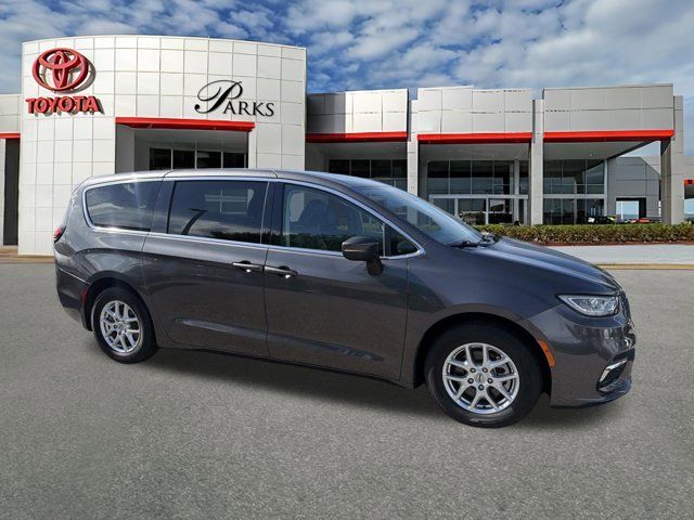 2023 Chrysler Pacifica Touring L's photo