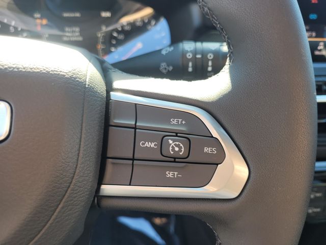 New 2026 White/off-white Jeep Latitude image 31