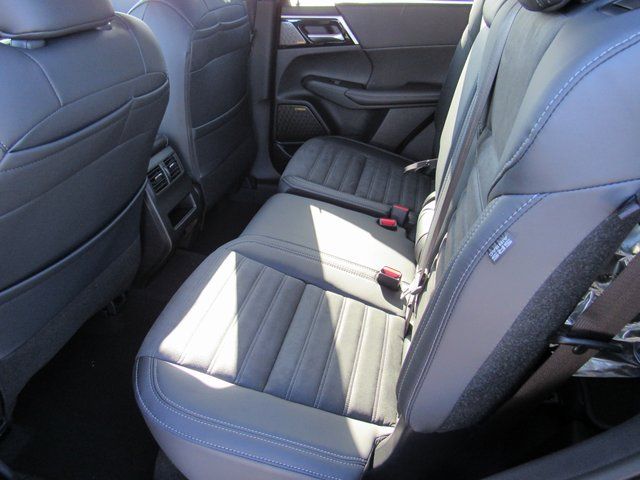 2025 Mitsubishi Outlander SE - Photo 9