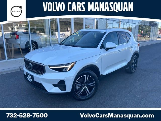 Crystal White Pearl 2025 Volvo XC40 B5 Core Bright Theme AWD SUV / Crossover All-Wheel Drive Automatic