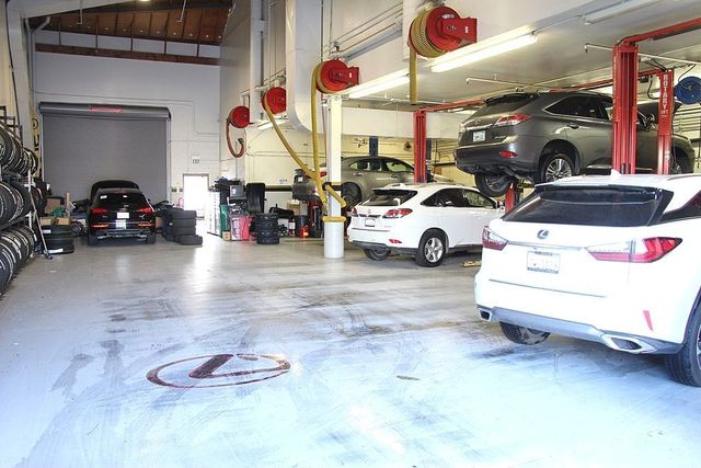 Used 2024 White Cadillac V-Series image 12