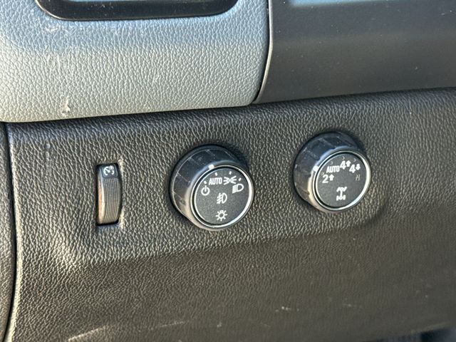 Used 2022 White Chevrolet Z71 image 22