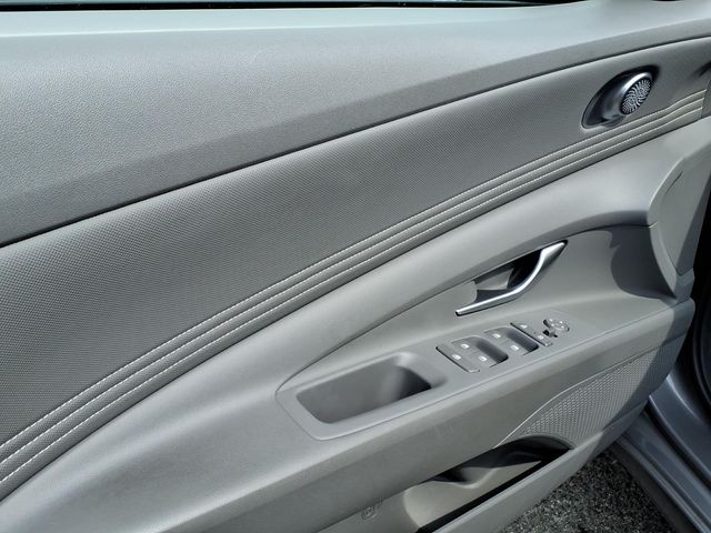 2023 Hyundai Elantra - Image 11