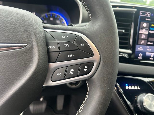 Used 2025 Chrysler Pacifica Van