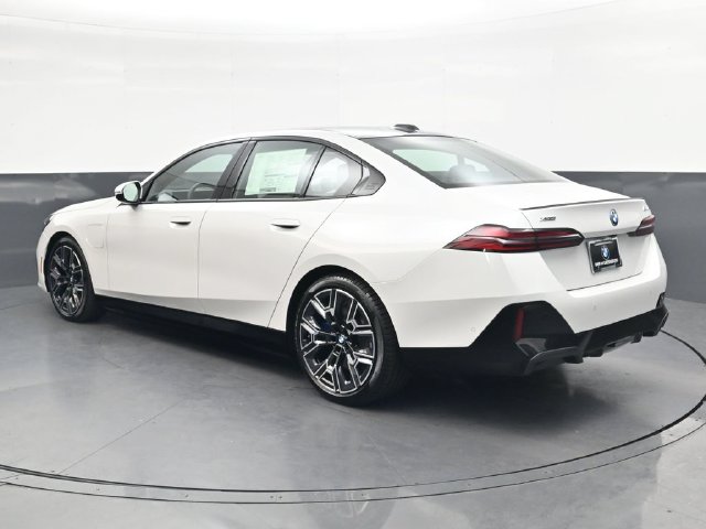 New 2027 White BMW 550e xDrive image 6