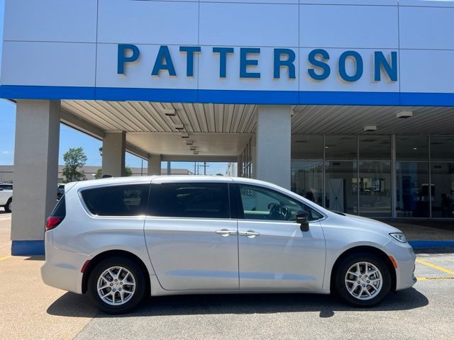 2024 Chrysler Pacifica Touring L's photo