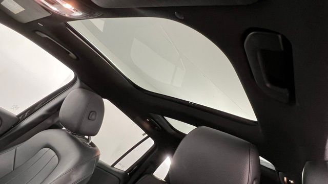 Mercedes-BenzGLB21