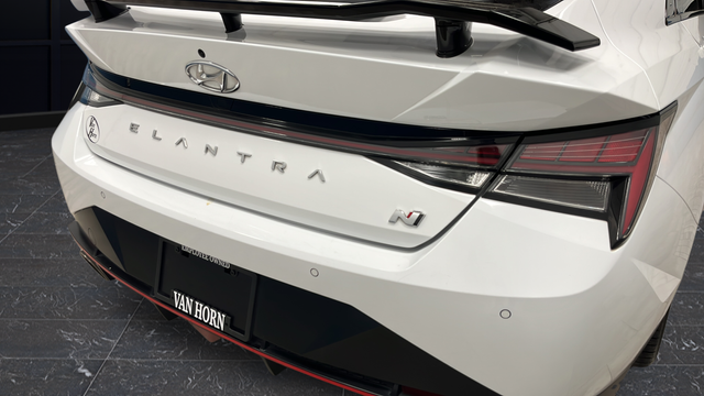 Used 2022 Ceramic White Hyundai Base image 37
