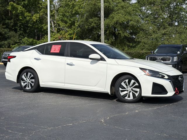 Glacier White 2023 Nissan Altima Sedan Front-Wheel Drive Continuously Variable Transmission