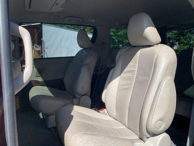 2012 Toyota Sienna XLE 7-Passenger Auto Access Se photo