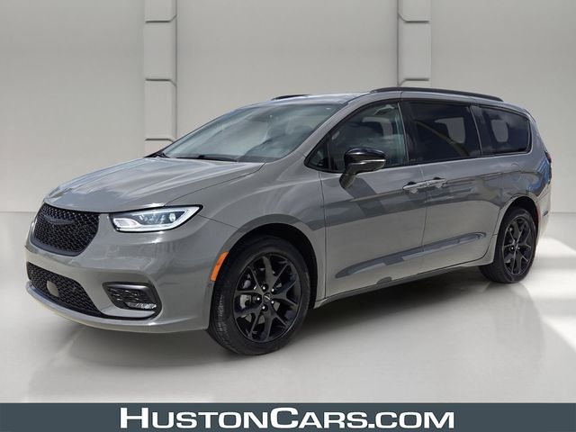Ceramic Gray Clearcoat 2023 Chrysler Pacifica Minivan All-Wheel Drive 9-Speed Automatic